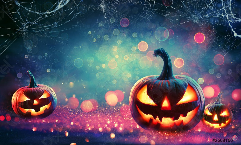 Picture of: Halloween abstract party – lächelnde Kürbisse auf defokussiertem